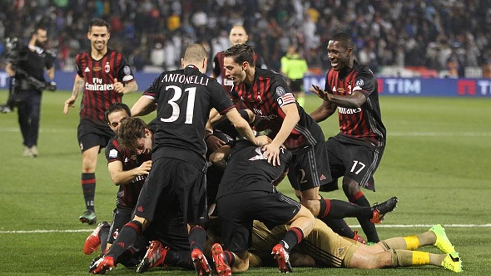 Para pemain AC Milan melakukan selebrasi setelah mengalahkan Juventus di Piala Super Italia 2016.